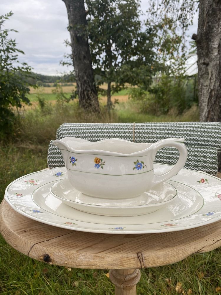 Gammelt blomstret porselen på trebord ute