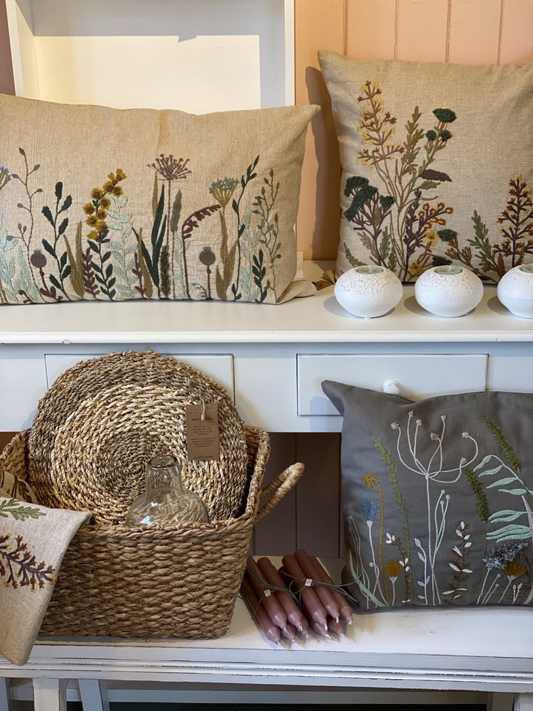 Broderte puter med markblomster